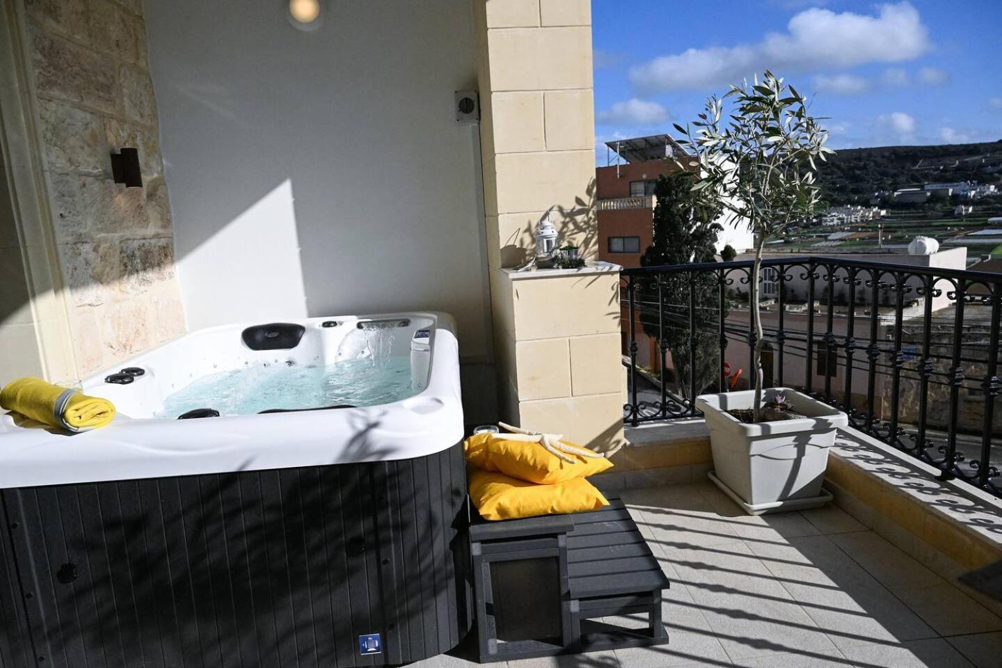 Ta'Lonza Luxury Near Goldenbay With Hot Tub App3 Lejlighed Mellieħa Eksteriør billede